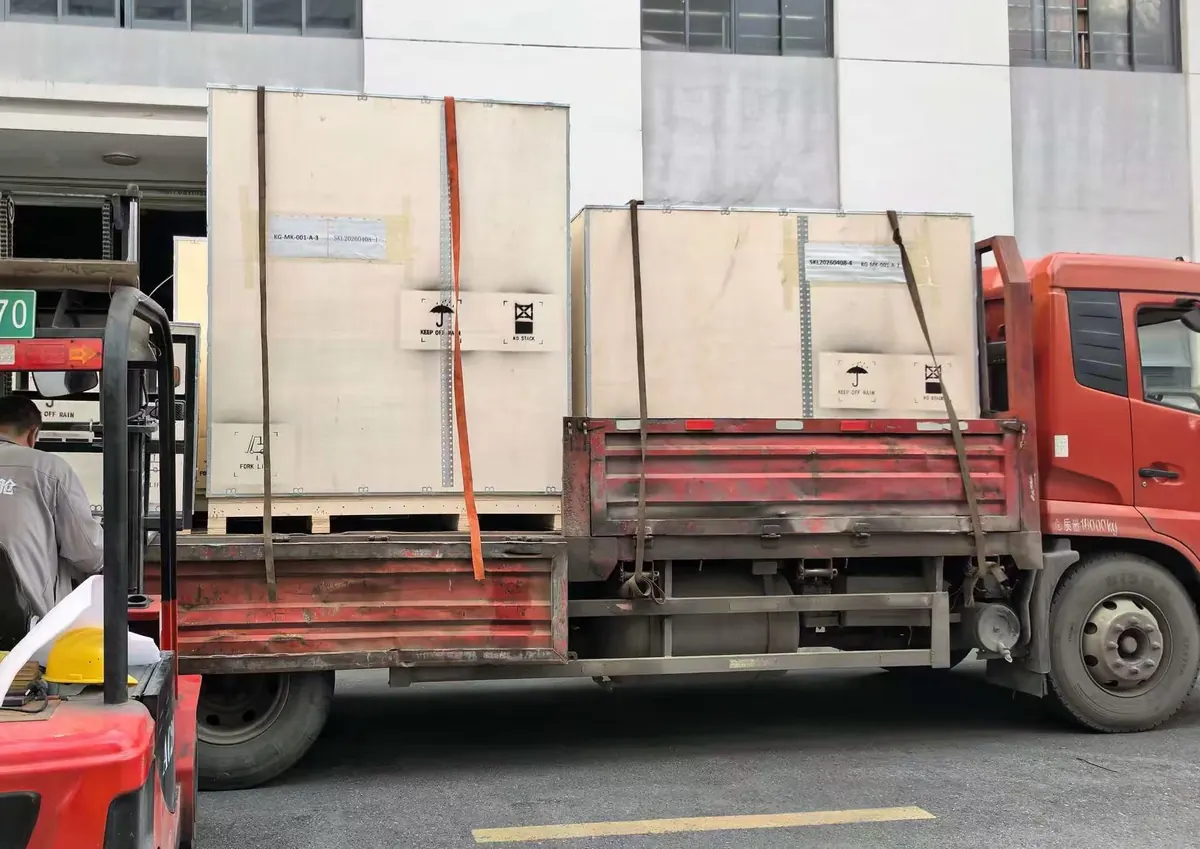 Cámaras hiperbáricas embaladas en cajas de madera saliendo en camión de la fábrica de SkelundTech