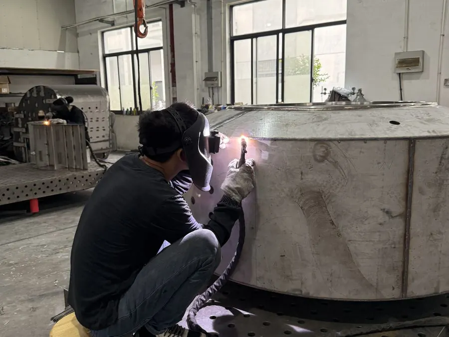 Soldadura TIG del casco de una cámara hiperbárica