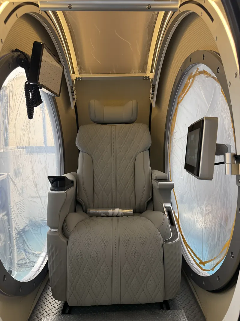 Asiento entre las dos ventanas laterales