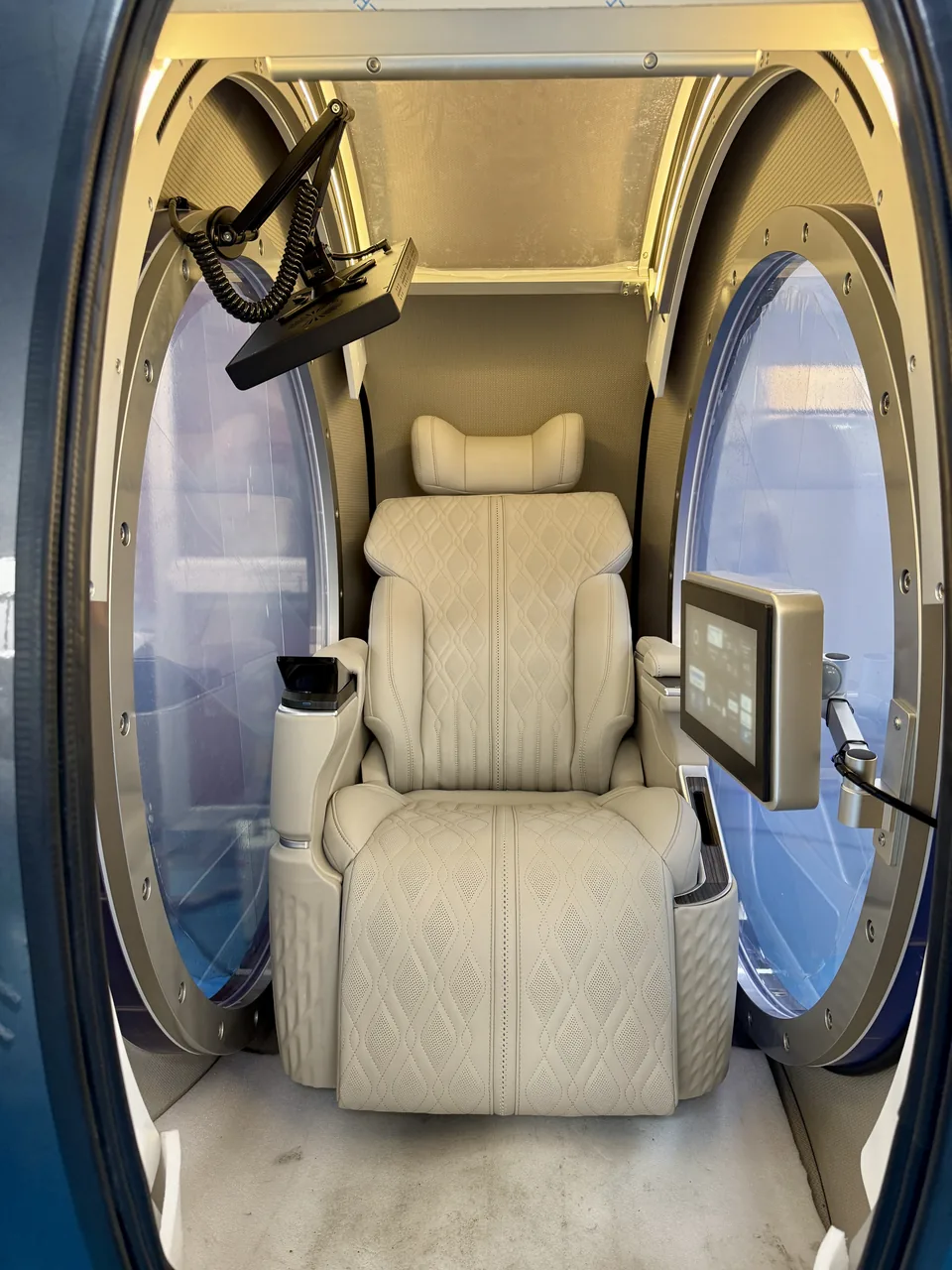 Dentro de ARC: asiento, mesa plegable y panel de control táctil