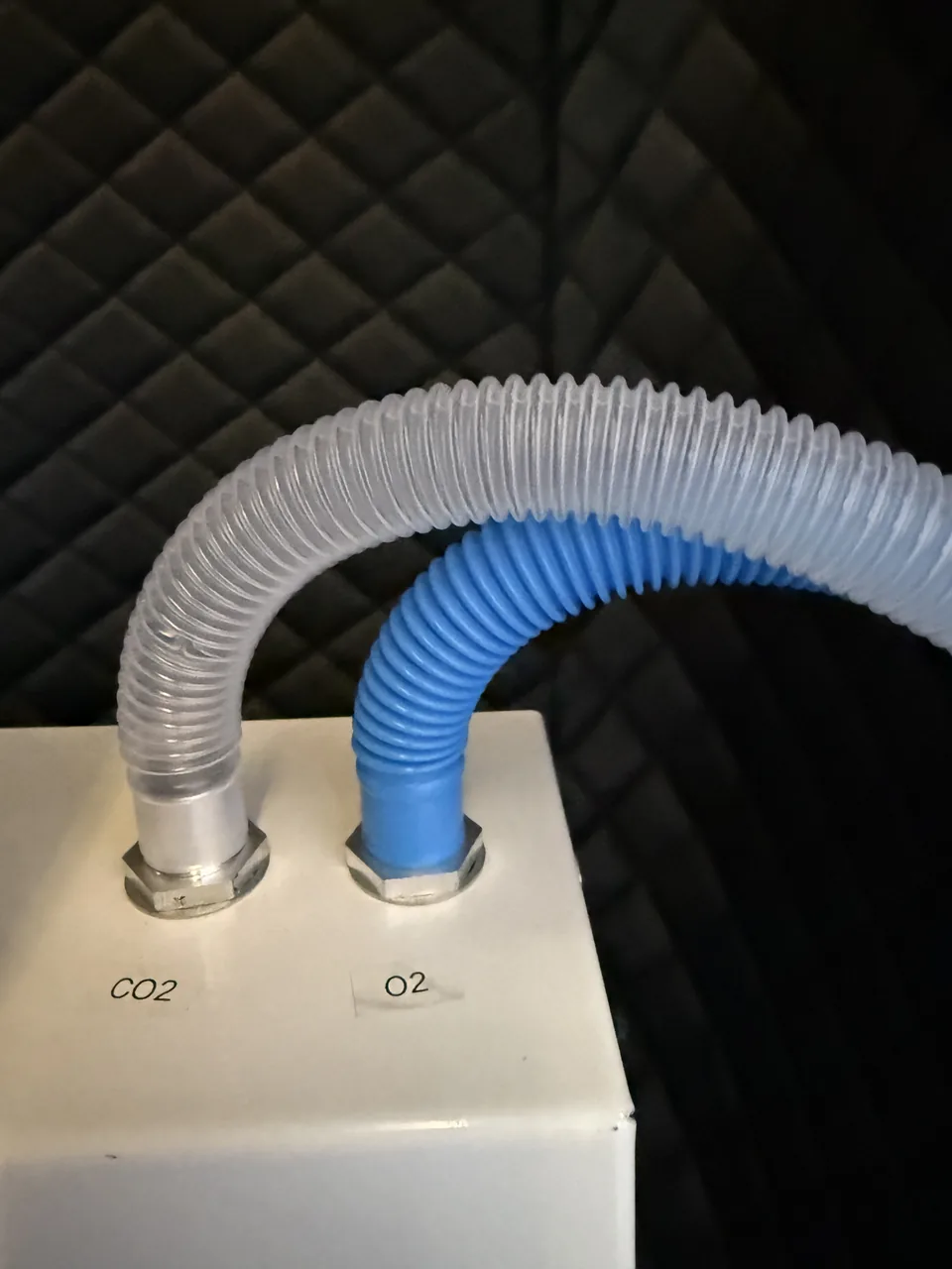 O₂ and CO₂ hose connections on the all-in-one main unit