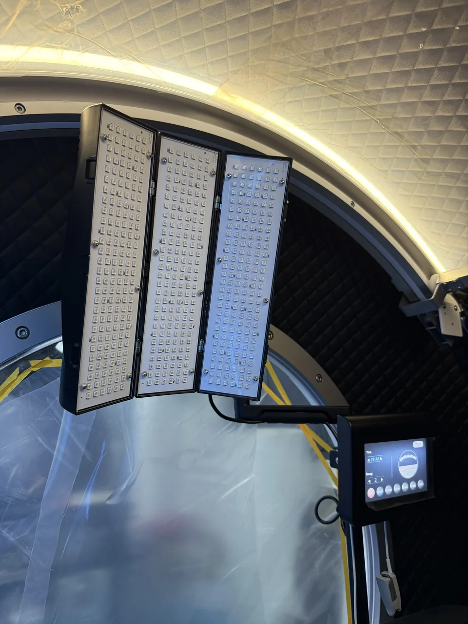 Luz infrarroja de tres paneles y panel táctil dentro de una LUMEN