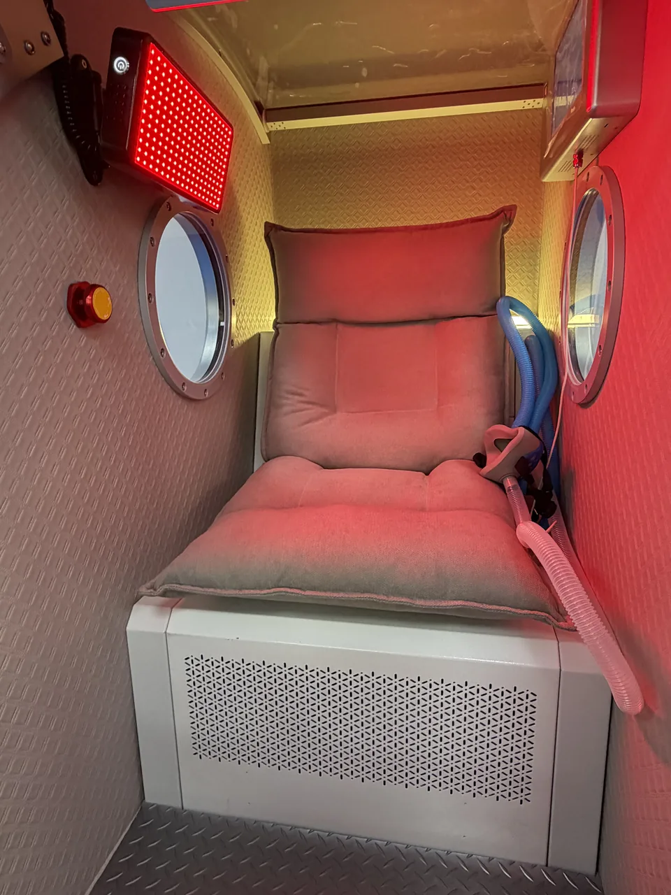 Interior de ORION COMPACT con el panel infrarrojo encendido